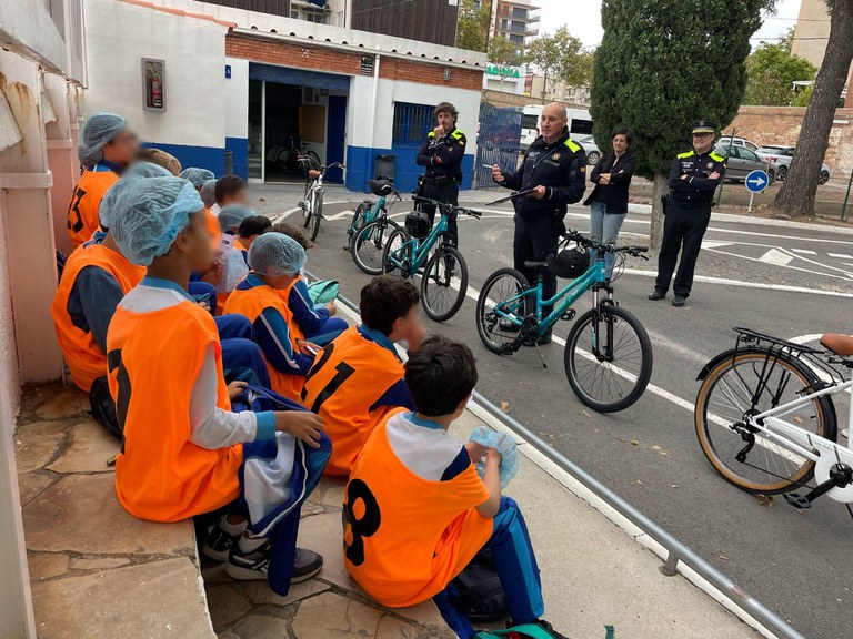 3.03.1.03 - Desenvolupar programes de formació i sensibilització en matèria de seguretat i mobilitat segura i sostenible a l'àmbit educatiu.