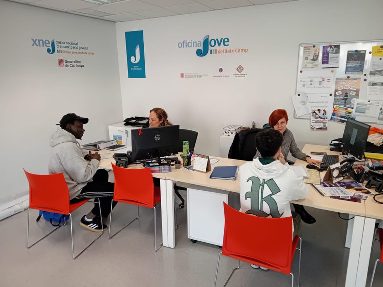 1.01.2.05 - Fomentar i augmentar les accions destinades a facilitar i acompanyar la inserció laboral dels joves.